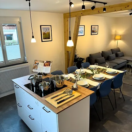 Modernes Bis 8 Personen